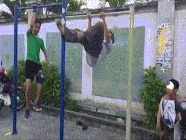 Bạn trẻ - Cuộc sống - "Ông chú" đu xà đơn cực ngầu khiến trai trẻ cũng phải chào thua