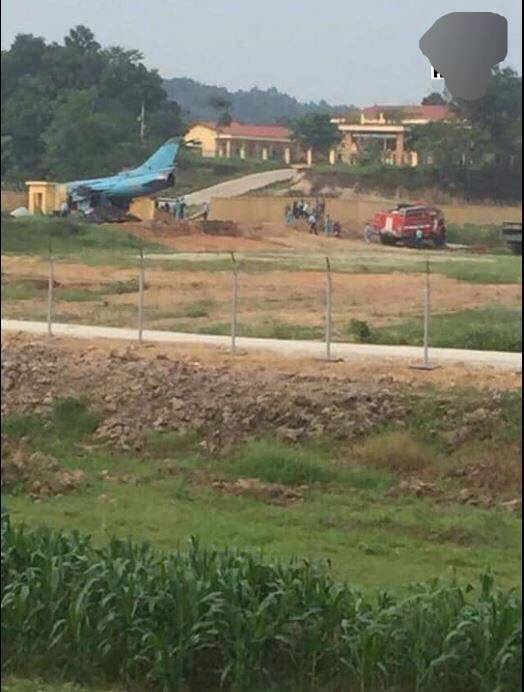 Bộ Quốc phòng thông tin nguyên nhân máy bay Su-22M4 gặp sự cố, phi công phải nhảy dù - 1