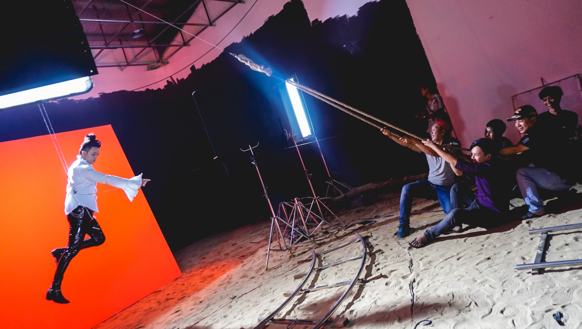 Cựu thành viên HKT ồn ào "nhạc chợ" một thời gây bất ngờ với MV nửa tỷ - 2