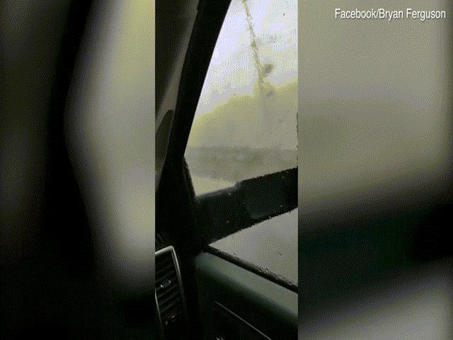 Phi thường - kỳ quặc - Lái xe về cơ quan, không ngờ đi vào giữa cơn lốc xoáy sức gió 240 km/h