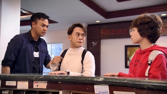 Tranh cãi chuyện MC Tuấn Tú mua bao cao su cho con trai trong phim - 1