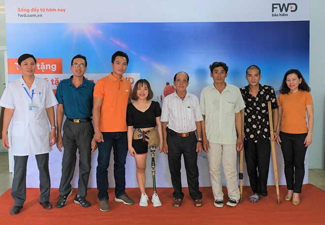 Bảo hiểm FWD và VĐV Phan Thanh Nhiên trao Quỹ tặng chân giả giúp đỡ người khuyết tật - 4