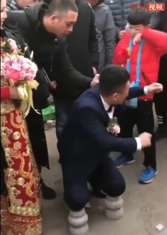 Chú rể bị nhà gái ép quỳ trên gạch, phản ứng của em trai gây sốt - 1