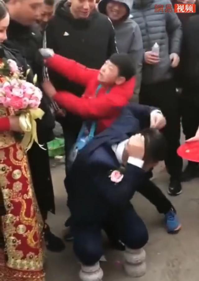 Chú rể bị nhà gái ép quỳ trên gạch, phản ứng của em trai gây sốt - 2