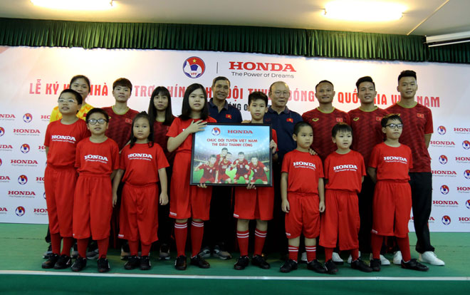 Thầy trò HLV Park Hang Seo có nhà tài trợ lớn chuẩn bị đua tài thế giới - 2
