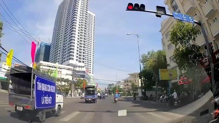 Đoàn xe tuyên truyền giao thông ngang nhiên vượt đèn đỏ vì... sợ bị lạc? - 1
