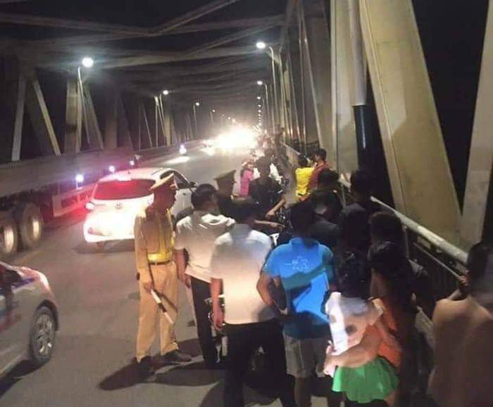 Goá phụ gieo mình xuống dòng nước bất chấp lời khuyên của nhiều người - 1