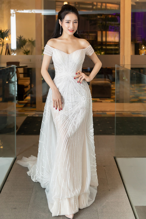 Top mặc đẹp tuần: Tiểu Vy &#34;quyền lực&#34; hơn với suit - 2