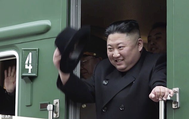 Vệ sĩ vừa chạy vừa lau tay nắm cửa đoàn tàu của Kim Jong Un khi đến Nga - 1