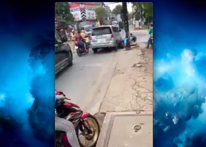 Hãi hùng clip ô tô phóng “bạt mạng” trốn CSGT, tông liên tiếp vào người đi đường - 1