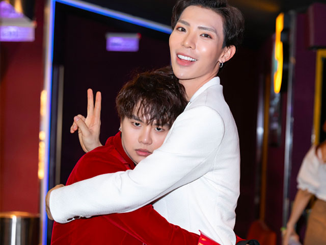 Ca nhạc - MTV - Duy Khánh giả gái, bị soi cảnh "hớ hênh" khi làm người yêu Erik