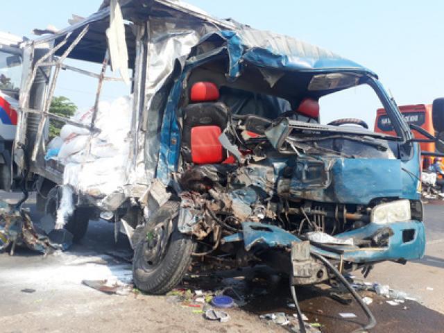 Tin tức trong ngày - Xe container va chạm với ôtô tải, 3 người thương vong