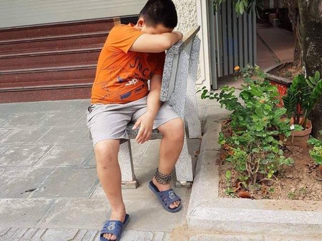Tin tức trong ngày - Vì sao bé trai bị xích chân vào ghế đá ở Hà Nội?