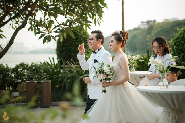 Giám đốc Nhà hát Kịch Hà Nội liên tục hôn vợ say đắm trước 1.000 quan khách - 1
