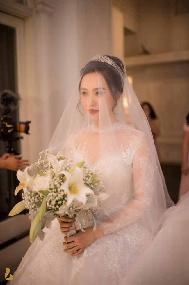 Giám đốc Nhà hát Kịch Hà Nội liên tục hôn vợ say đắm trước 1.000 quan khách - 8