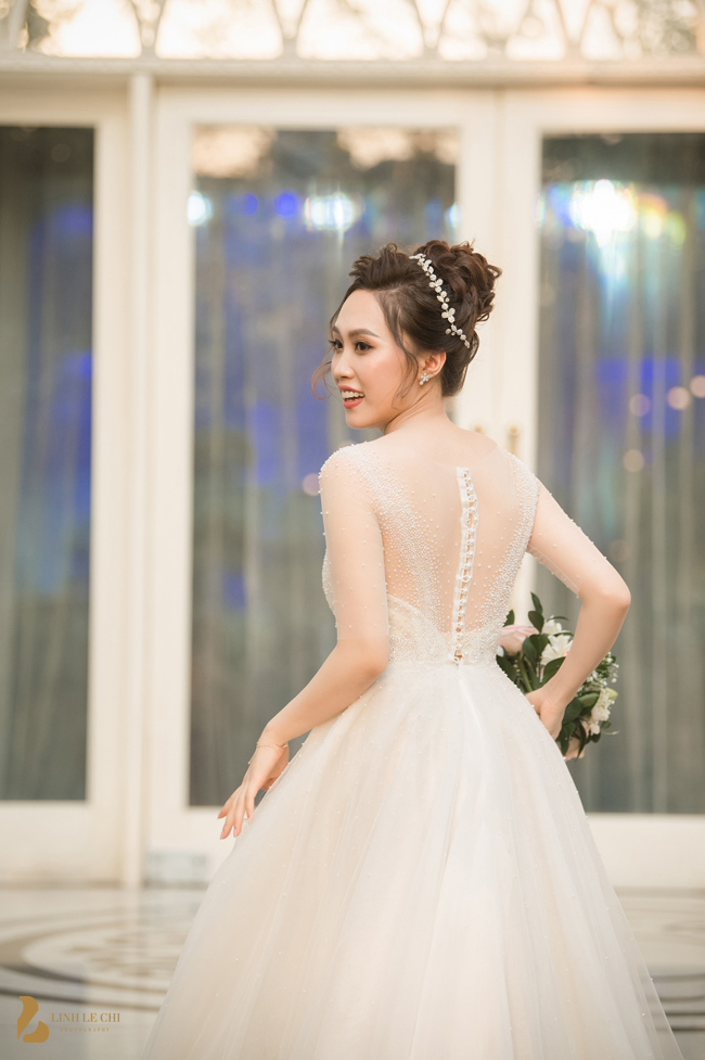 Giám đốc Nhà hát Kịch Hà Nội liên tục hôn vợ say đắm trước 1.000 quan khách - 7