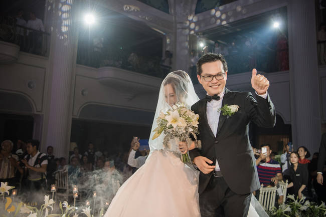 Giám đốc Nhà hát Kịch Hà Nội liên tục hôn vợ say đắm trước 1.000 quan khách - 12