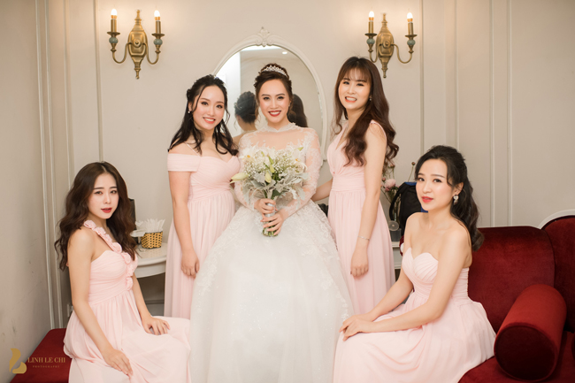 Giám đốc Nhà hát Kịch Hà Nội liên tục hôn vợ say đắm trước 1.000 quan khách - 1