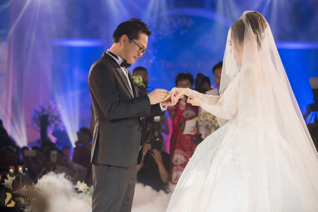 Giám đốc Nhà hát Kịch Hà Nội liên tục hôn vợ say đắm trước 1.000 quan khách - 4