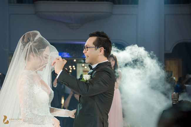 Giám đốc Nhà hát Kịch Hà Nội liên tục hôn vợ say đắm trước 1.000 quan khách - 3