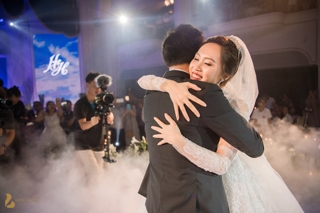 Giám đốc Nhà hát Kịch Hà Nội liên tục hôn vợ say đắm trước 1.000 quan khách - 7