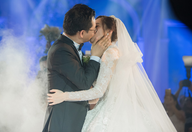 Giám đốc Nhà hát Kịch Hà Nội liên tục hôn vợ say đắm trước 1.000 quan khách - 6