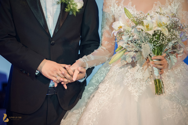 Giám đốc Nhà hát Kịch Hà Nội liên tục hôn vợ say đắm trước 1.000 quan khách - 8