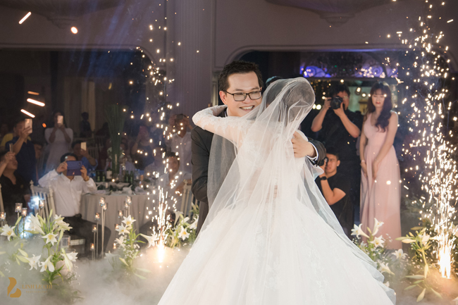 Giám đốc Nhà hát Kịch Hà Nội liên tục hôn vợ say đắm trước 1.000 quan khách - 9