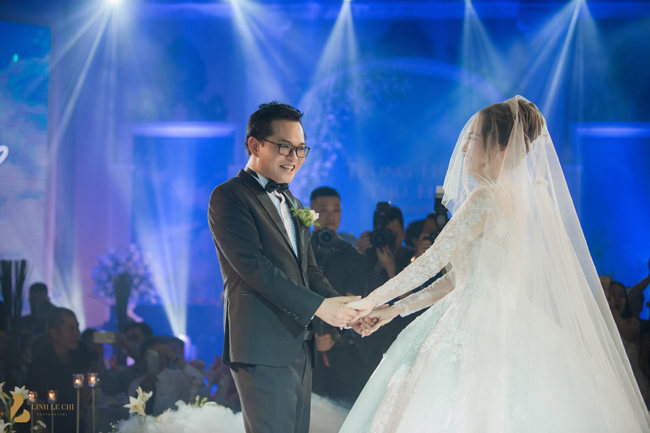 Giám đốc Nhà hát Kịch Hà Nội liên tục hôn vợ say đắm trước 1.000 quan khách - 10