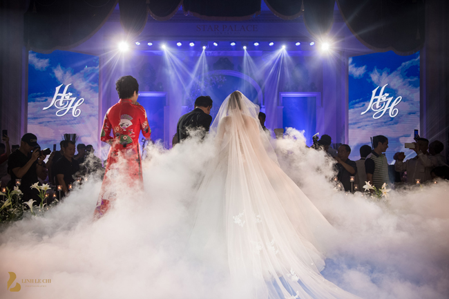 Giám đốc Nhà hát Kịch Hà Nội liên tục hôn vợ say đắm trước 1.000 quan khách - 12