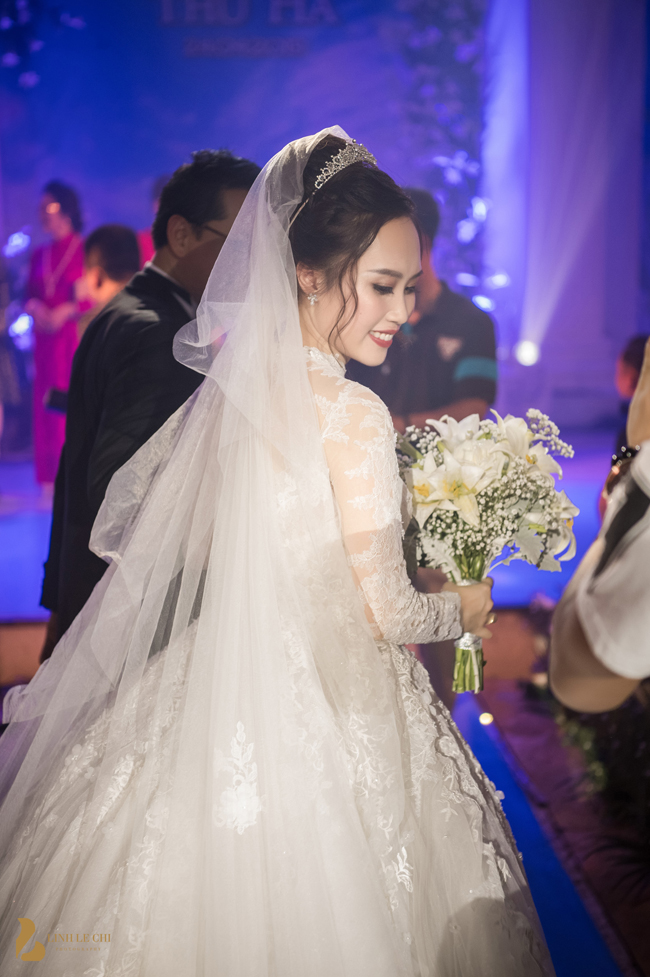 Giám đốc Nhà hát Kịch Hà Nội liên tục hôn vợ say đắm trước 1.000 quan khách - 11