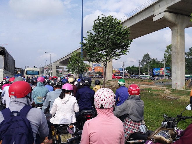Dòng phương tiện “chôn chân” cả ngày ở cửa ngõ Sài Gòn giữa trời nắng như đổ lửa - 2