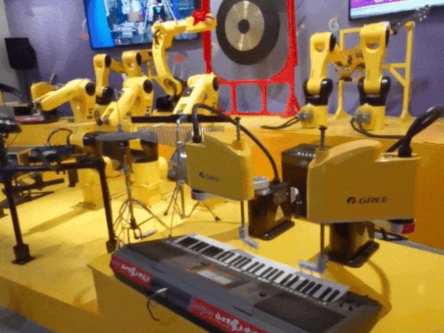 Clip: Robot đánh trống, chơi đàn như những nhạc công chuyên nghiệp