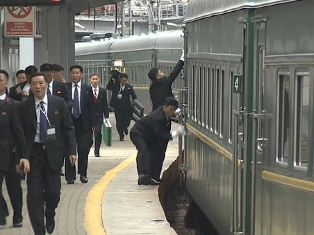 Media - Hành động kỳ lạ của dàn cận vệ ông Kim Jong Un khi vừa đến Nga