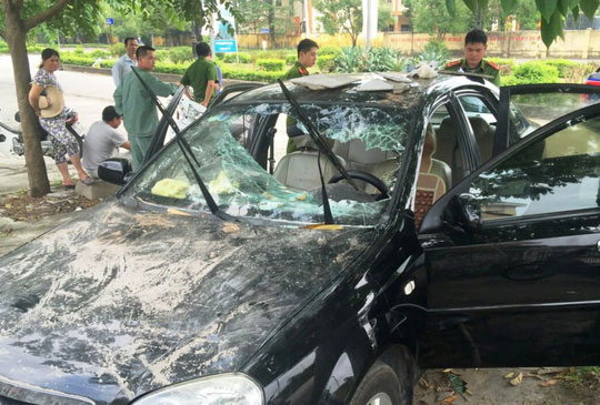 Nam thanh niên bất ngờ cầm gạch đập phá xe ôtô giữa trưa nắng nóng - 2