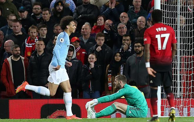 Ngán ngẩm MU, Solskjaer phải lắc đầu: Phòng thủ nghiệp dư, dứt điểm siêu tệ - 1