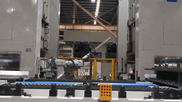 &#34;Công nhân robot&#34; áp đảo trong nhà máy sản xuất máy lạnh lớn nhất thế giới - 1