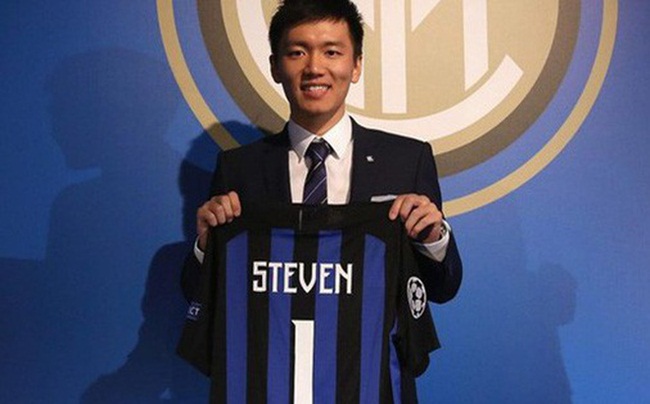 Năm 2016, Suning Group mua lại 69% cổ phần của đội bóng Inter Milan (Italia). Đây là cơ duyên để năm 2018, Steven Zhang đảm nhận chức vụ chủ tịch câu lạc bộ Inter Milan.