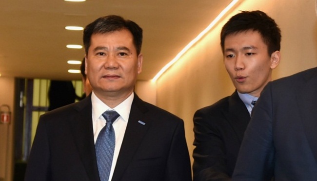 Thuở mới ra trường, ông Zhang Jindong làm việc tại xưởng vải của một công ty. Sau đó, ông mở cửa hàng bán điều hòa, thiết bị điện. Về sau, người anh trai kinh doanh bất động sản, ông vẫn bán lẻ các thiệt bị điện và phát triển thành tập đoàn  Suning Group  tháng 3/2013.