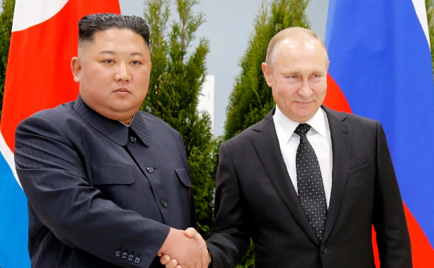 Kim Jong Un gặp Putin: Ngôn ngữ cơ thể tiết lộ điều gì sau những tuyên bố? - 1