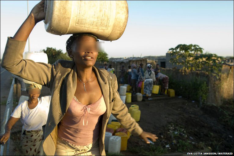Phụ nữ Mozambique phải đổi tình lấy thức ăn sau siêu bão khiến 500 người chết - 1