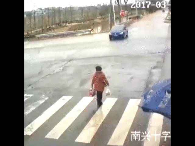 Video Clip Cười - Thót tim với những khoảnh khắc "thần chết ngủ quên"