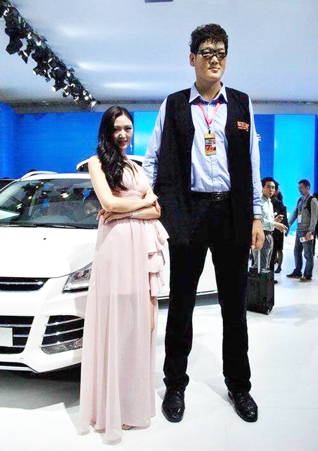 Nổi tiếng với ngoại hình khổng lồ, Trương Hoan được mời làm mẫu xuất hiện bên các chân dài xinh đẹp trong các sự kiện, triển lãm xe hơi.