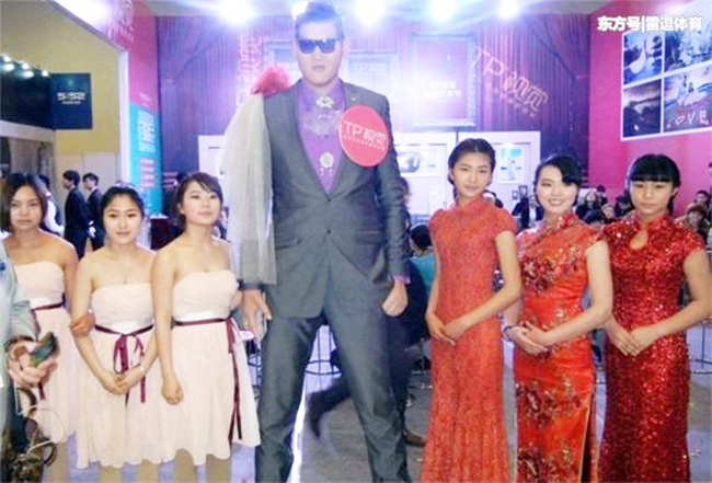 Không chỉ đắt show sự kiện, Trương Hoan còn trở thành người đại diện &#40;đại ngôn&#41; cho nhiều xí nghiệp như Vi San Hồ Tửu Hán Sơn Đông, công ty bảo hiểm Vĩnh An ở Chiết Giang hay các studio ảnh. Bên cạnh đó, anh cũng sắm vai trò người mẫu ảnh.