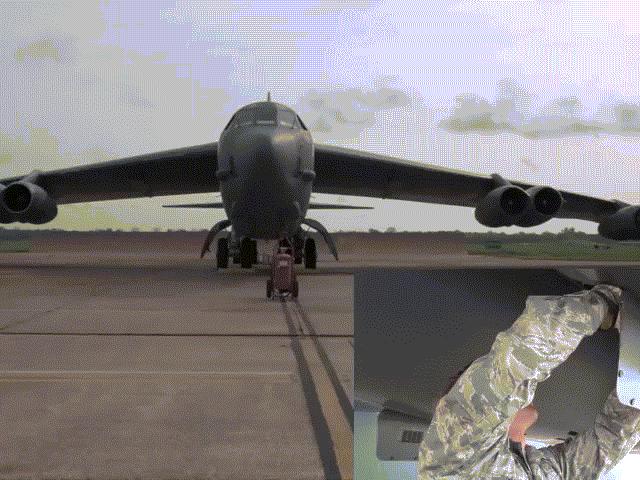 Media - Cách khởi động kỳ lạ của pháo đài bay "B-52 rải thảm"