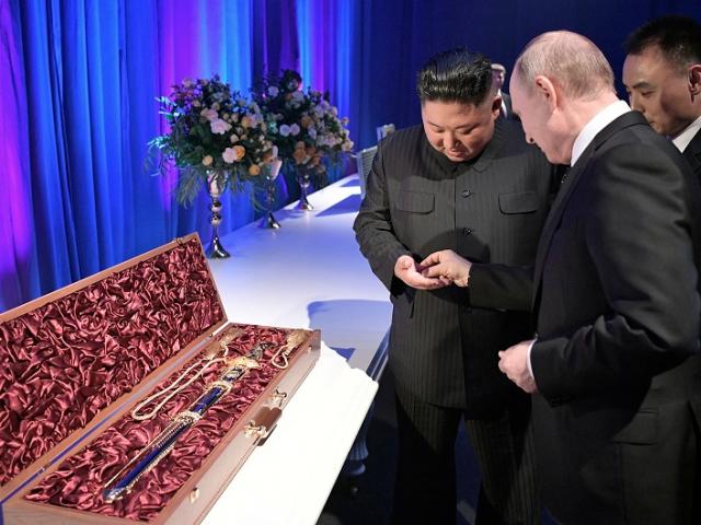 Media - Thượng đỉnh Nga - Triều: Ông Putin và ông Kim tặng nhau bảo kiếm và đồng xu