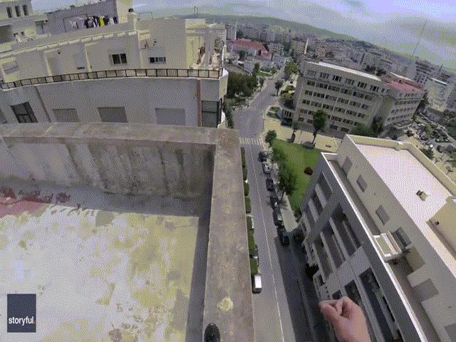 Phi thường - kỳ quặc - Thót tim cảnh thanh niên chạy trốn bảo vệ trên nóc tòa nhà cao tầng