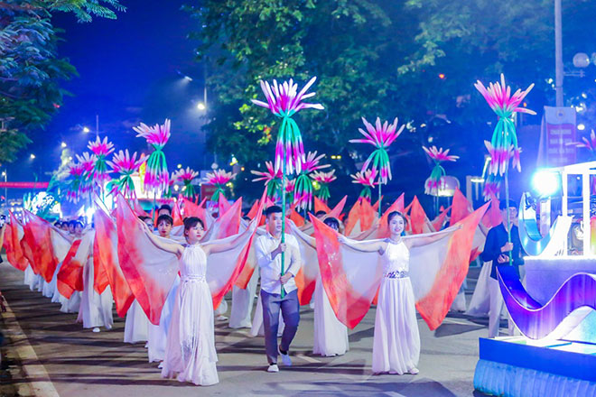 Bờ biển Bãi Cháy sôi động tưng bừng với màn diễu hành Carnaval dịp nghỉ lễ này - 1