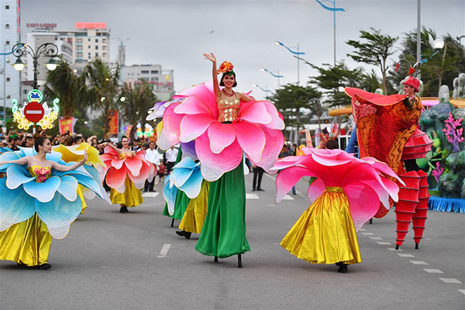 Bờ biển Bãi Cháy sôi động tưng bừng với màn diễu hành Carnaval dịp nghỉ lễ này - 2