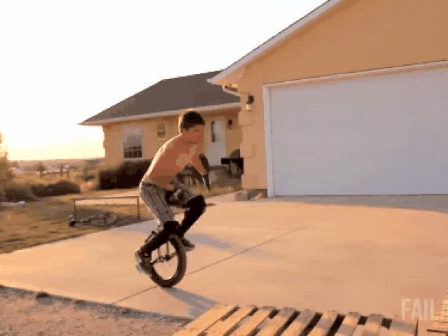 Tranh vui - Các quý ông nghịch dại suýt "tàn đời trai"